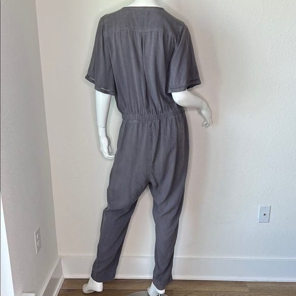 Cloth & Stone Gray Jumpsuit with V-Neck and Tapered Legs - Picture 8 of 16